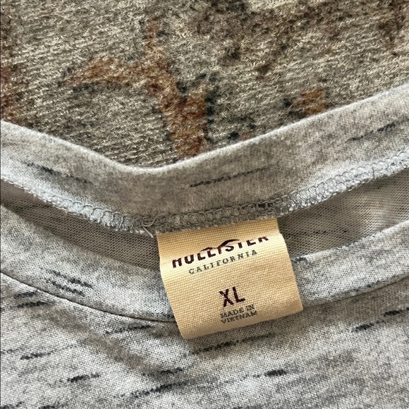 Hollister Light Gray Speckled Tee with Logo - Picture 2 of 4